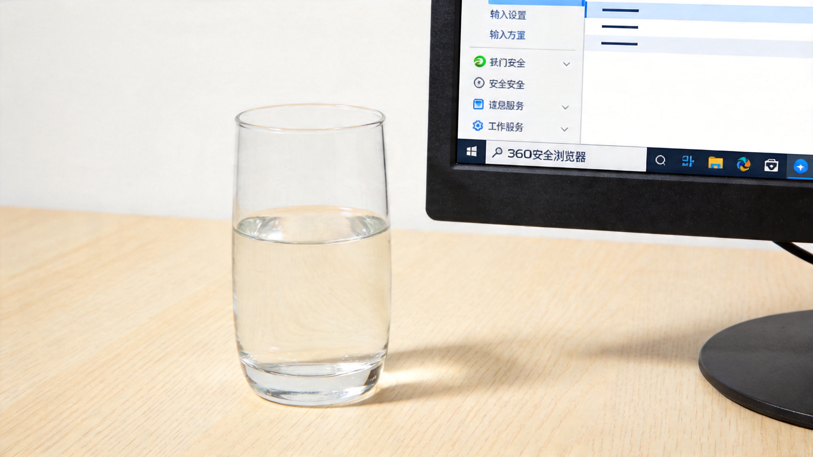 电脑桌面，屏幕显示360安全浏览器界面，右上角展开三条横线的菜单列表，旁边放着半杯凉水，室内自然光
