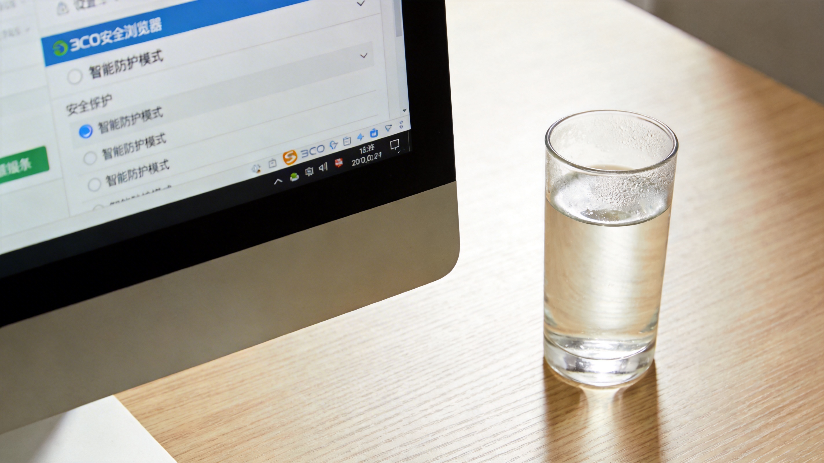 电脑桌面，屏幕显示360安全浏览器的设置面板，网页安全防护模块的智能防护模式选项已勾选，旁边放着半杯温水，室内自然光
