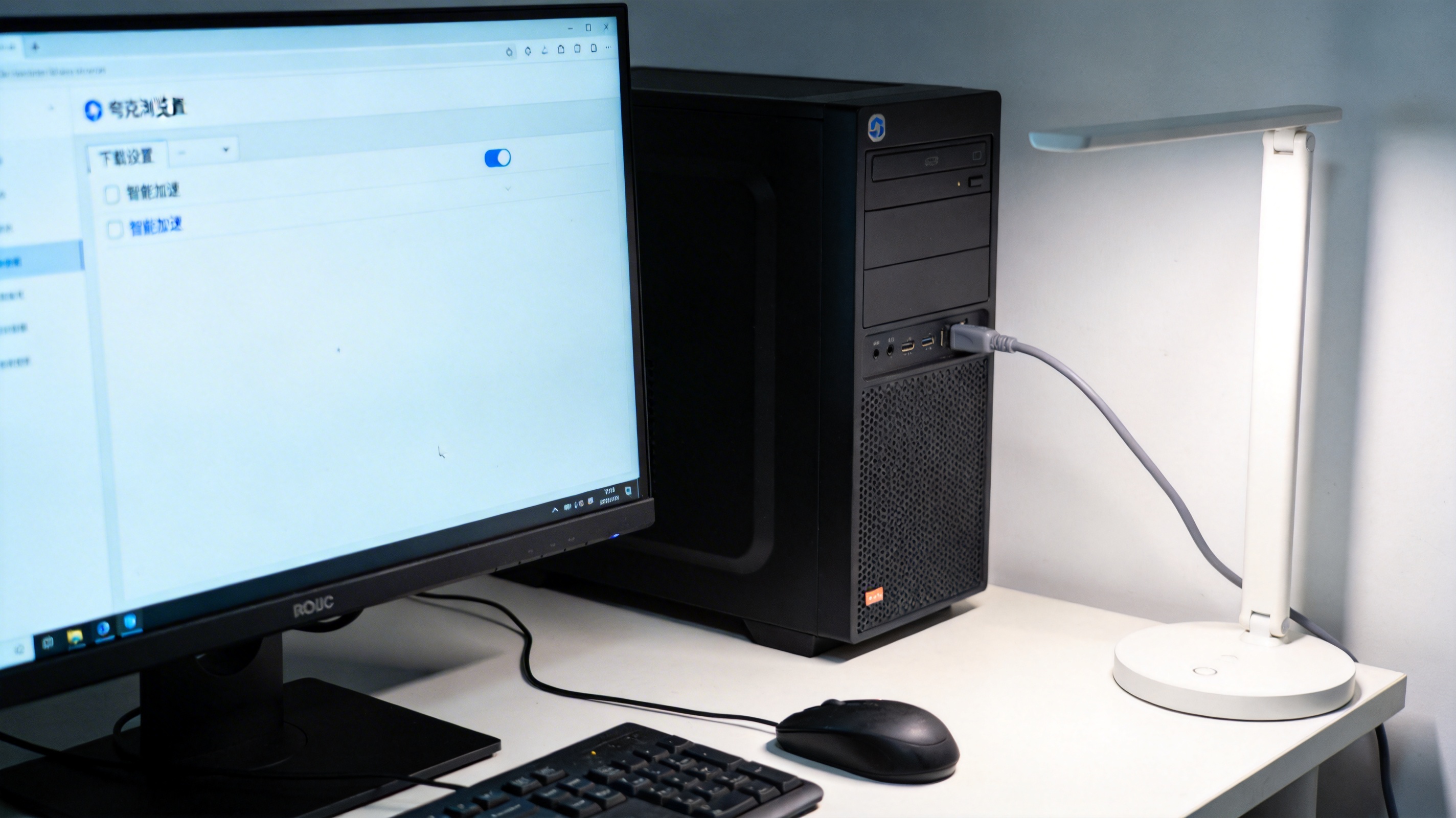 电脑桌前的台式机，屏幕显示夸克浏览器设置页面，打开下载设置里的智能加速选项，屏幕光和台灯冷光混合，主机旁有网线