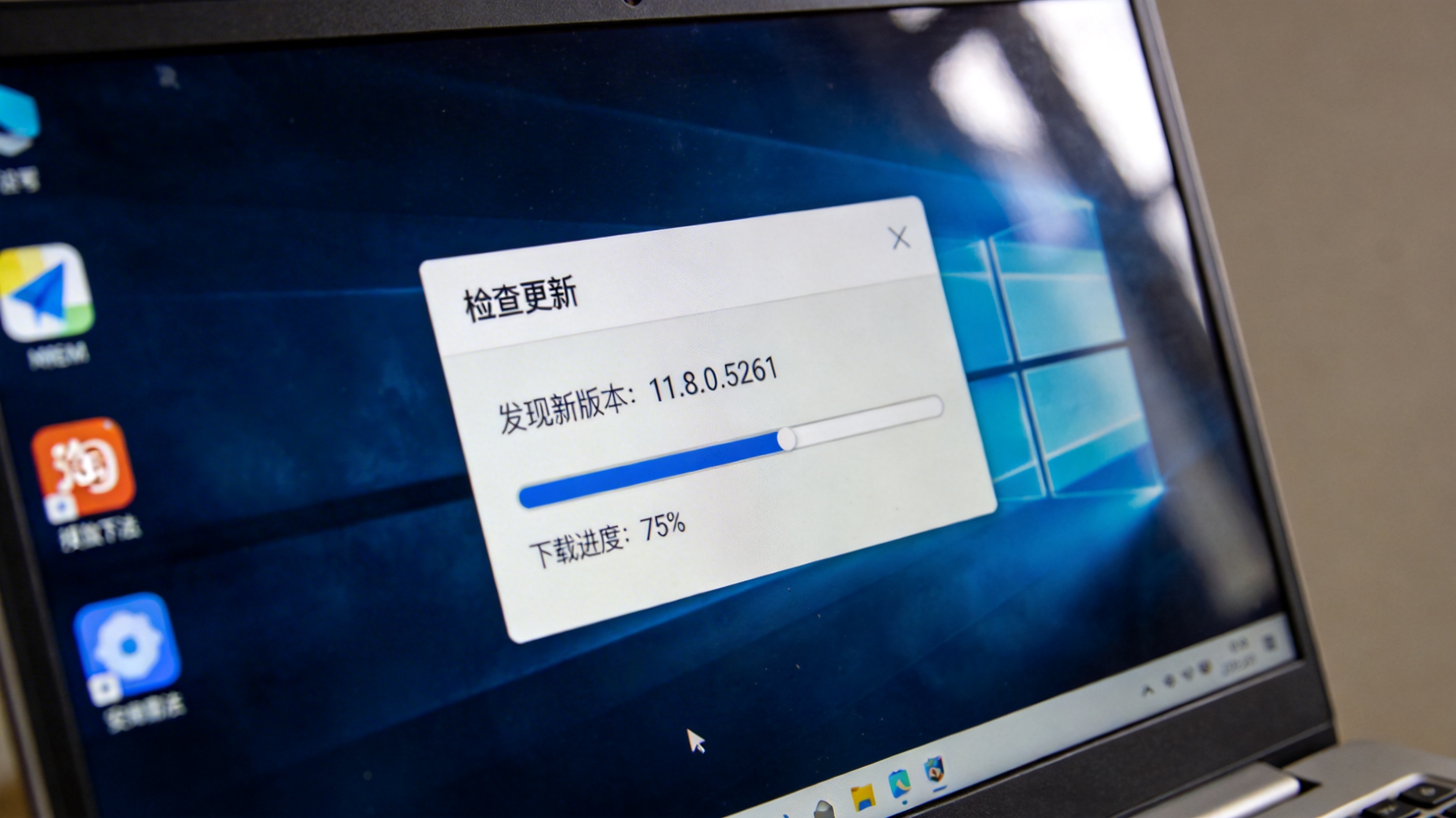 电脑桌面，屏幕显示搜狗输入法设置界面的检查更新弹窗，下方显示新版本下载进度，室内自然光