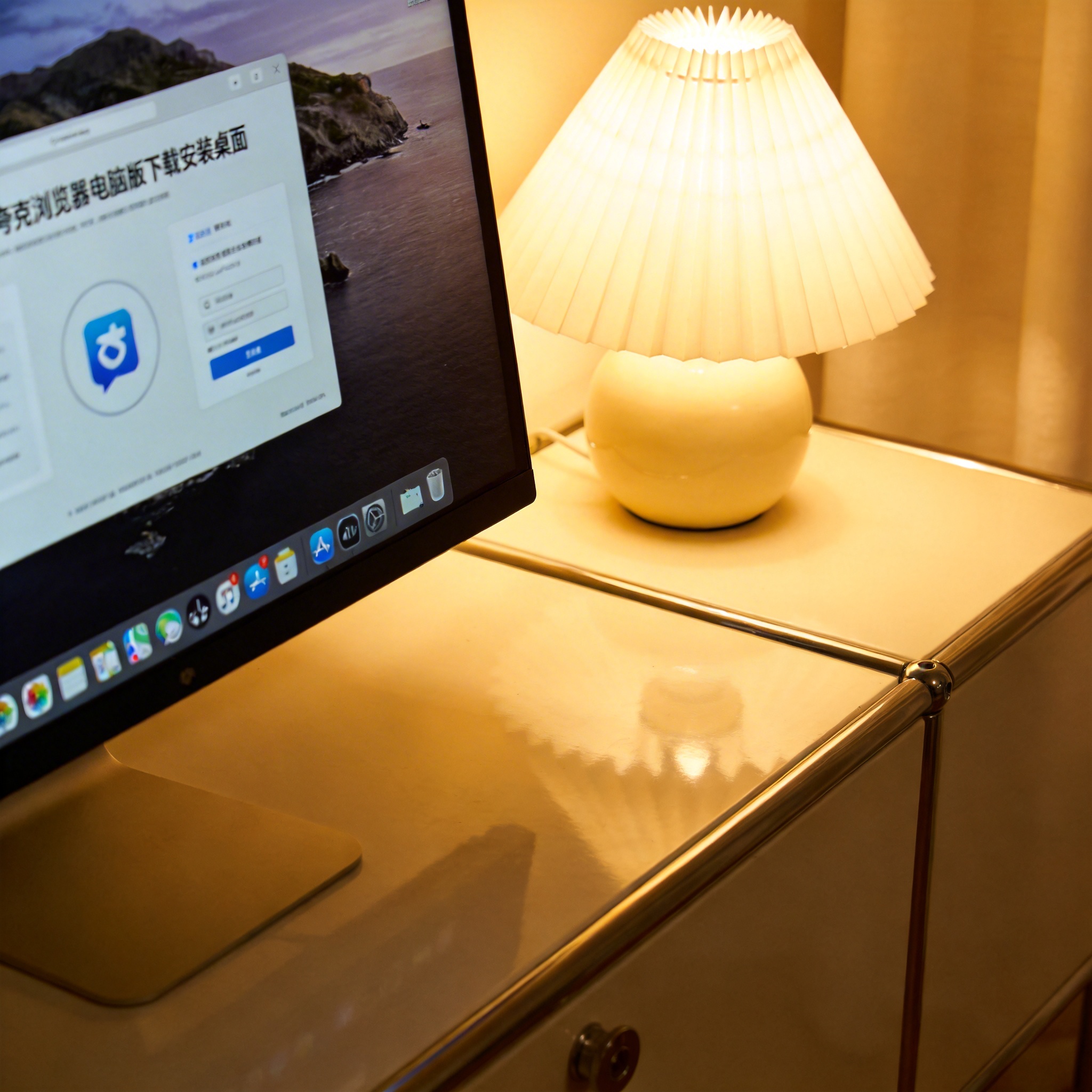 电脑桌上的电脑，屏幕显示夸克浏览器电脑版下载安装桌面，旁边放着台灯