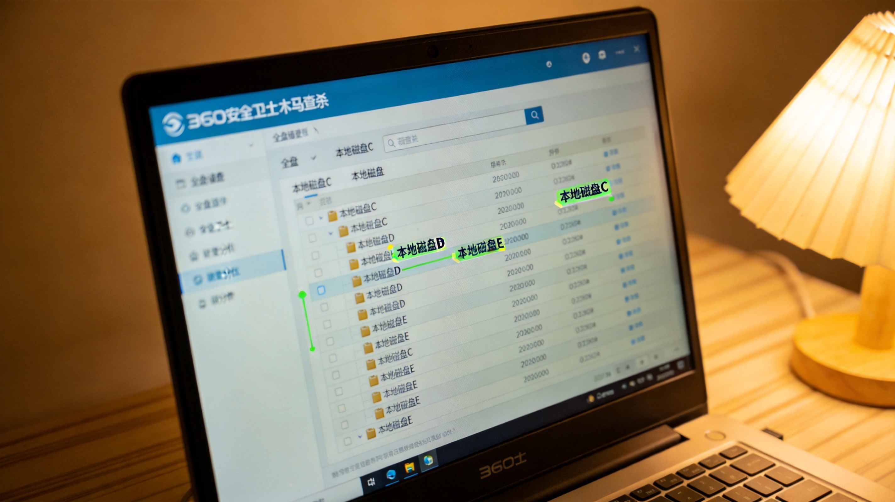 电脑屏幕显示360安全卫士木马查杀的全盘扫描界面，界面上标注出所有硬盘分区，旁边的桌面放着台灯，台灯暖光
