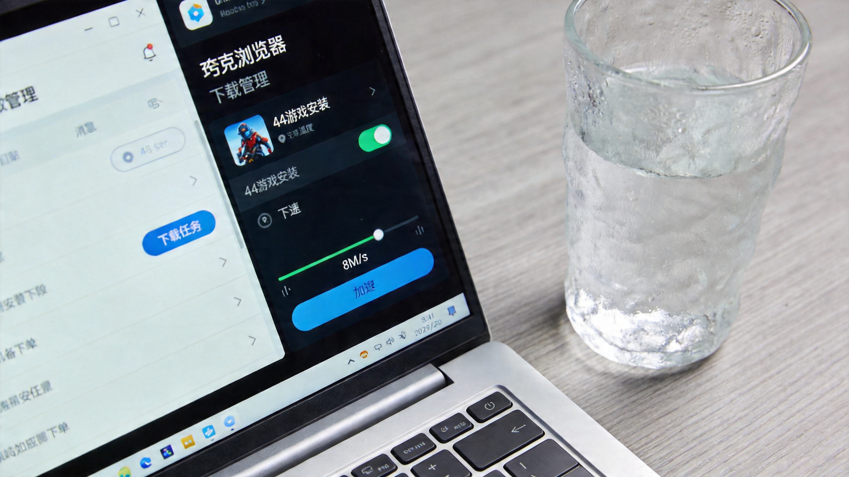 电脑桌面，屏幕显示夸克浏览器下载管理页面，4G游戏安装包下载任务旁的加速按钮已点亮，下载速度显示8M/s，桌面放着半杯温水