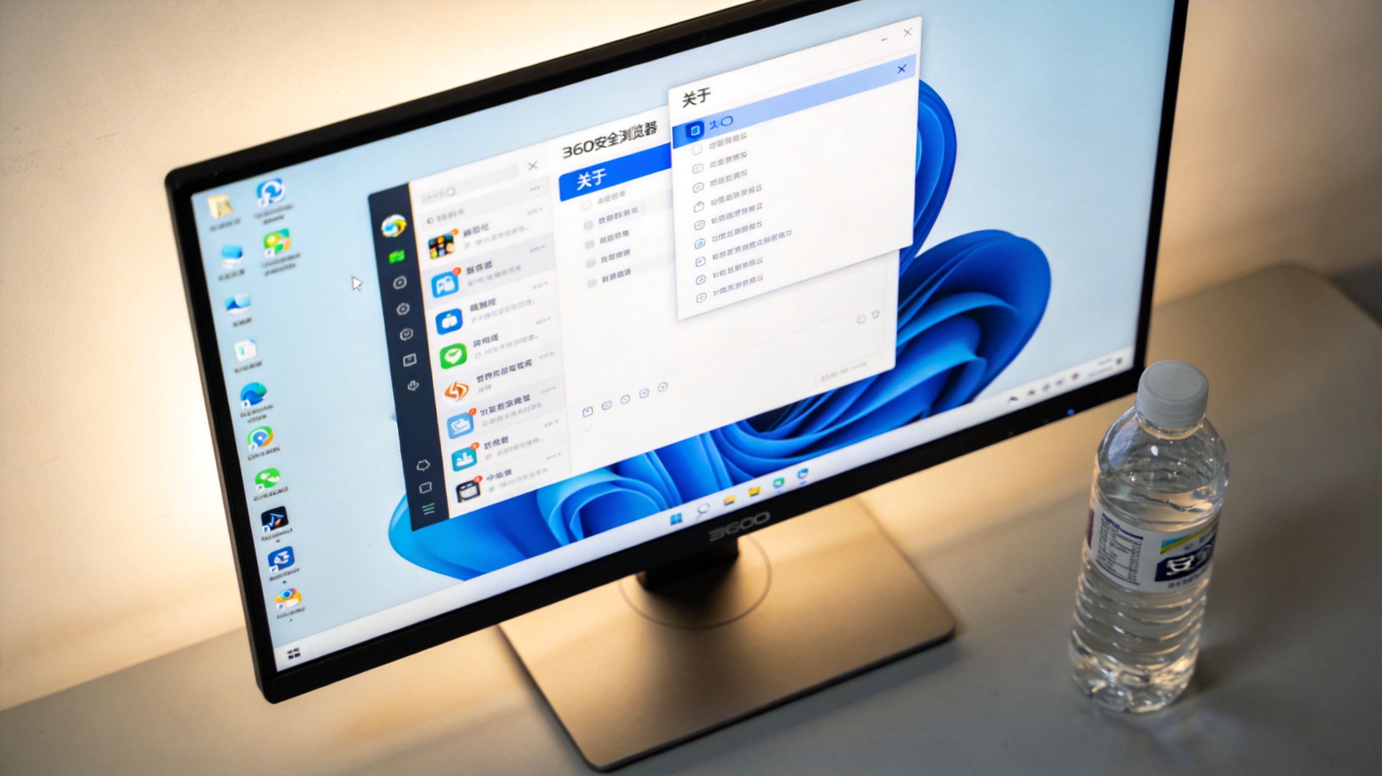 电脑屏幕显示360安全浏览器界面，右上角菜单展开，“关于”选项高亮，旁边桌面有半瓶矿泉水，屏幕光为主照明