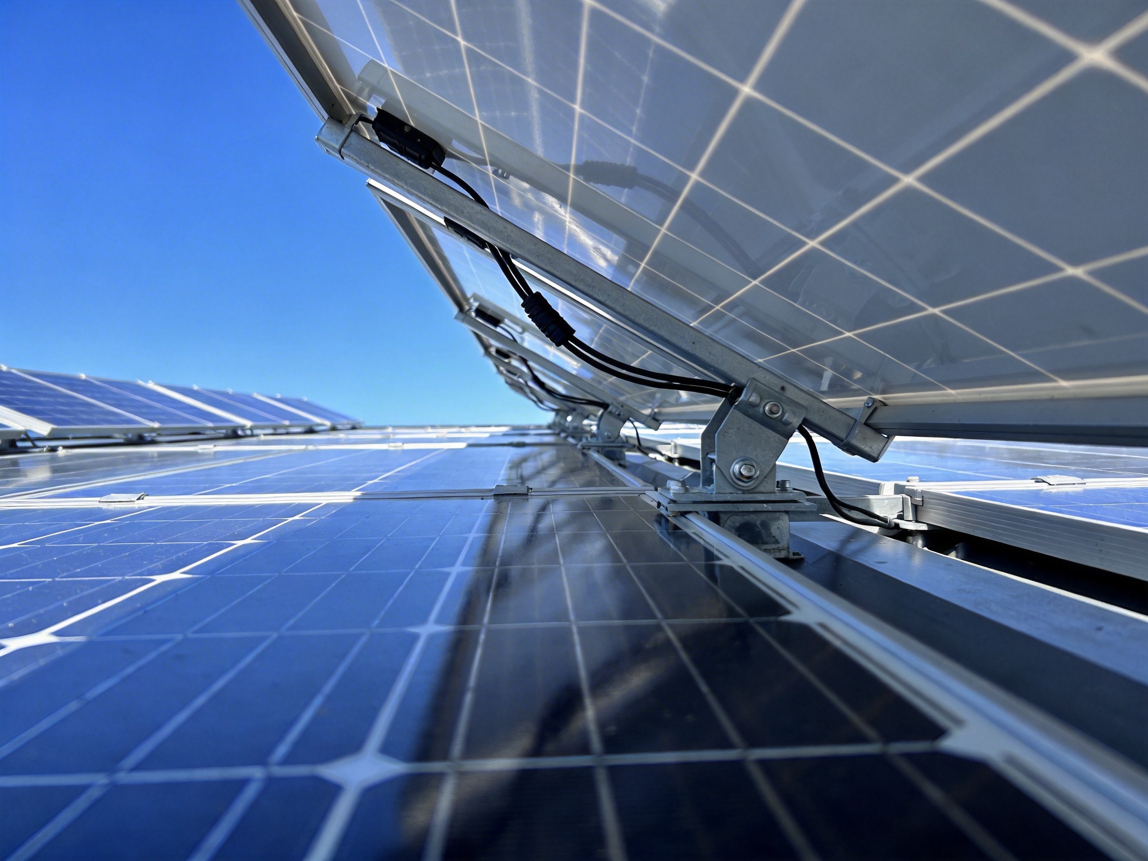 Chart comparing installation costs and long-term savings for different solar system configurations