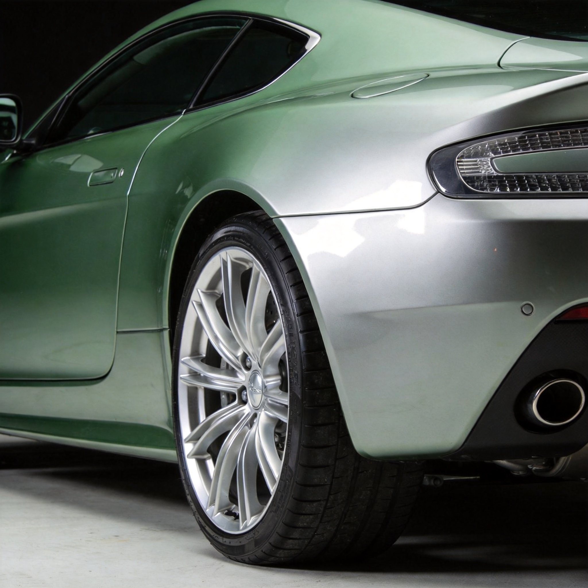 Aston Martin DB9 - Side